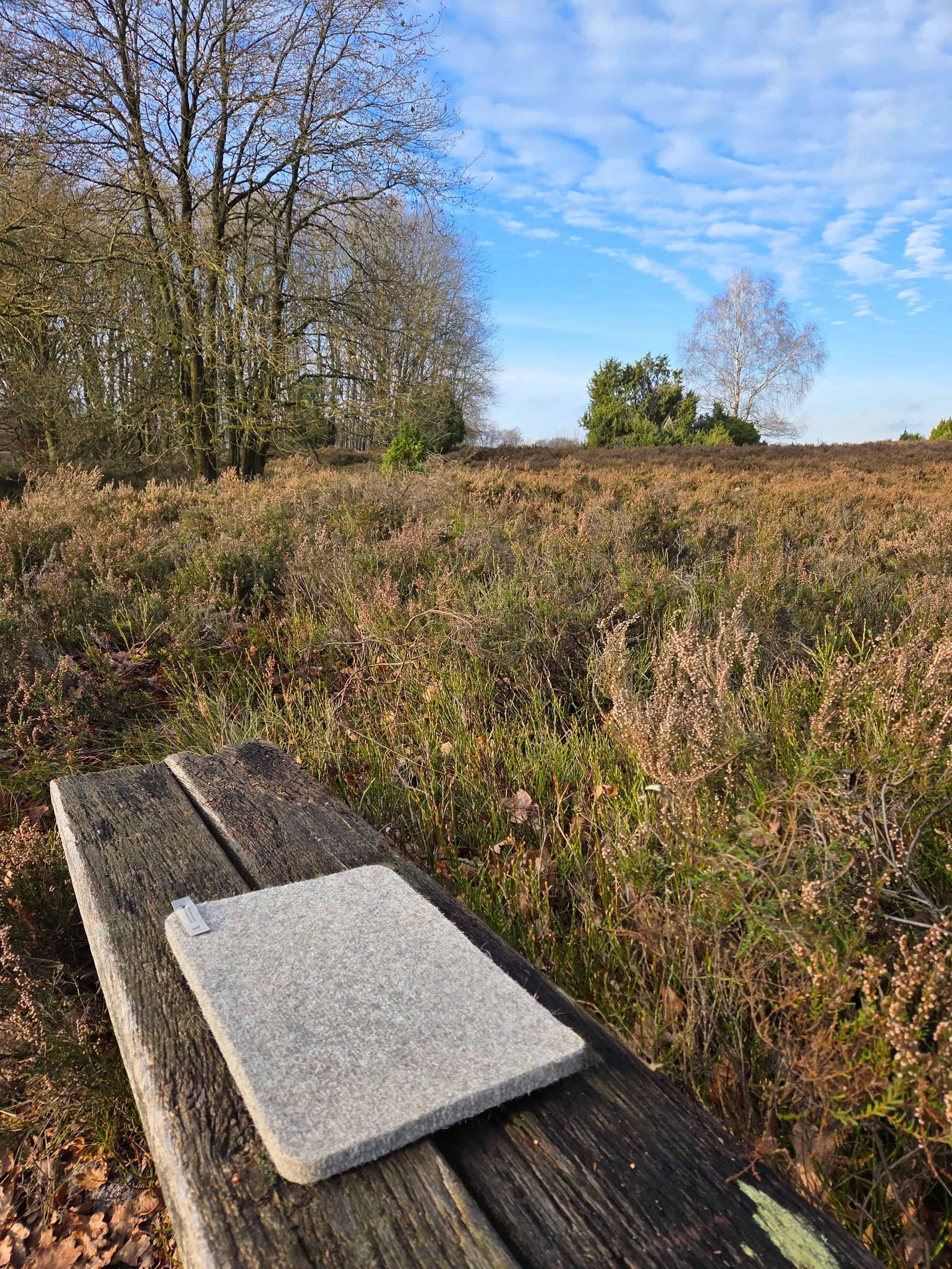 Filzkissen auf einer Bank in der Lüneburger Heide