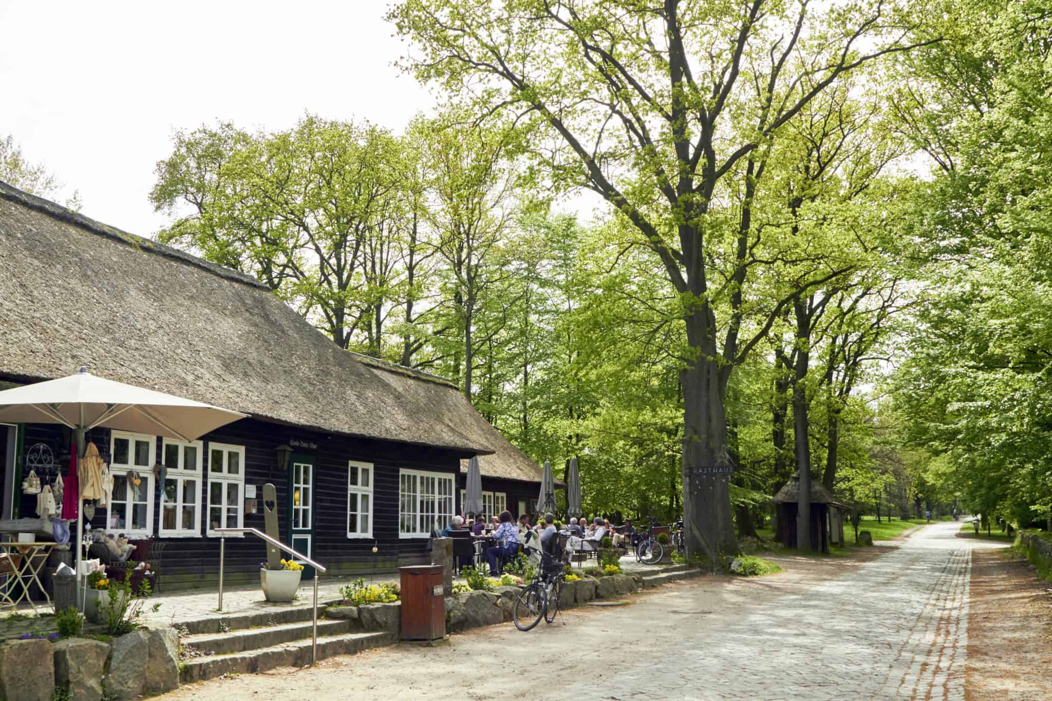 Außenansicht der Milchhalle in Wilsede mit der Kaffeeterrasse | Foto: Christian Burmester