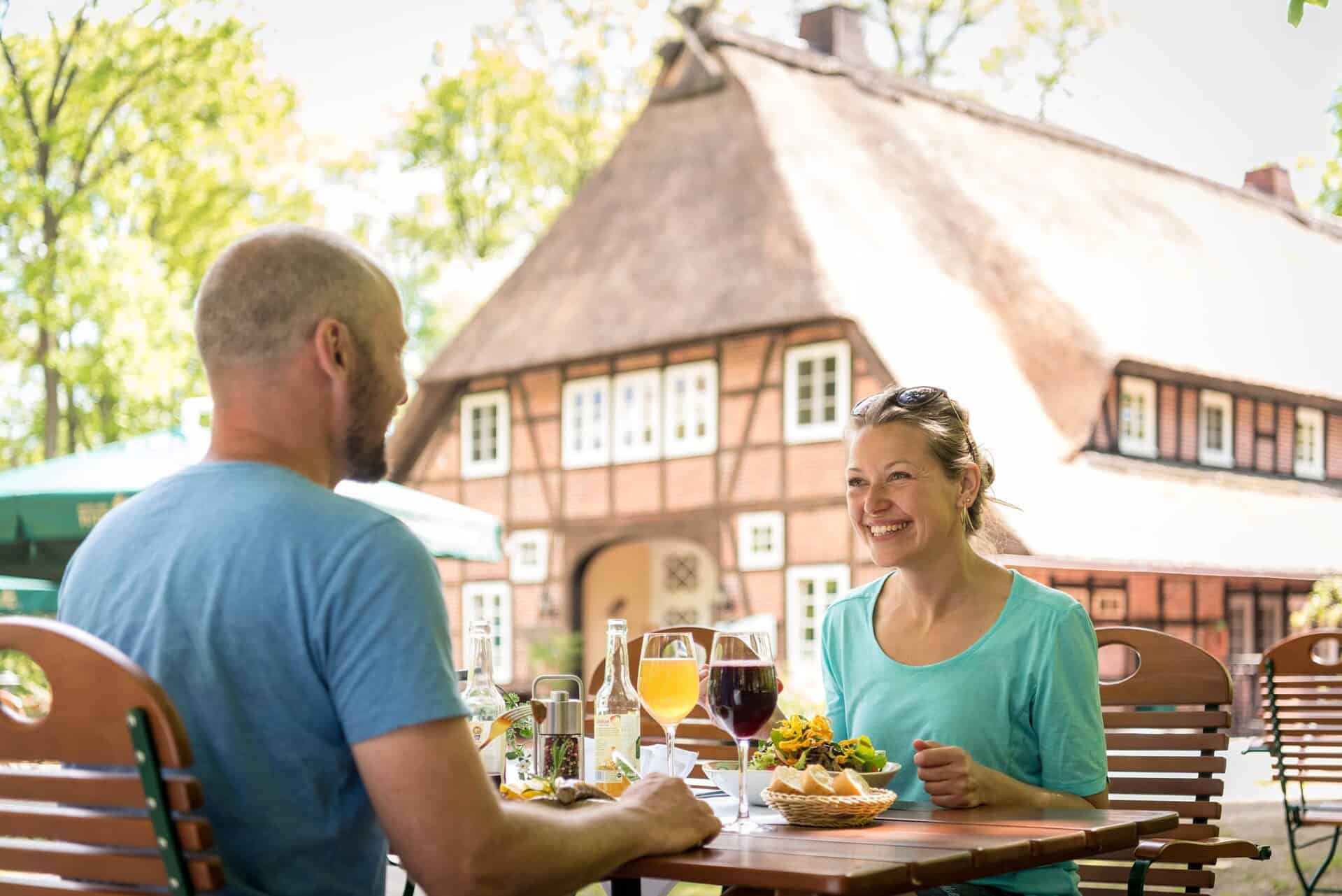 Genuss im Biergarten Hotel Hof Tütsberg | Foto: Lüneburger Heide GmbH
