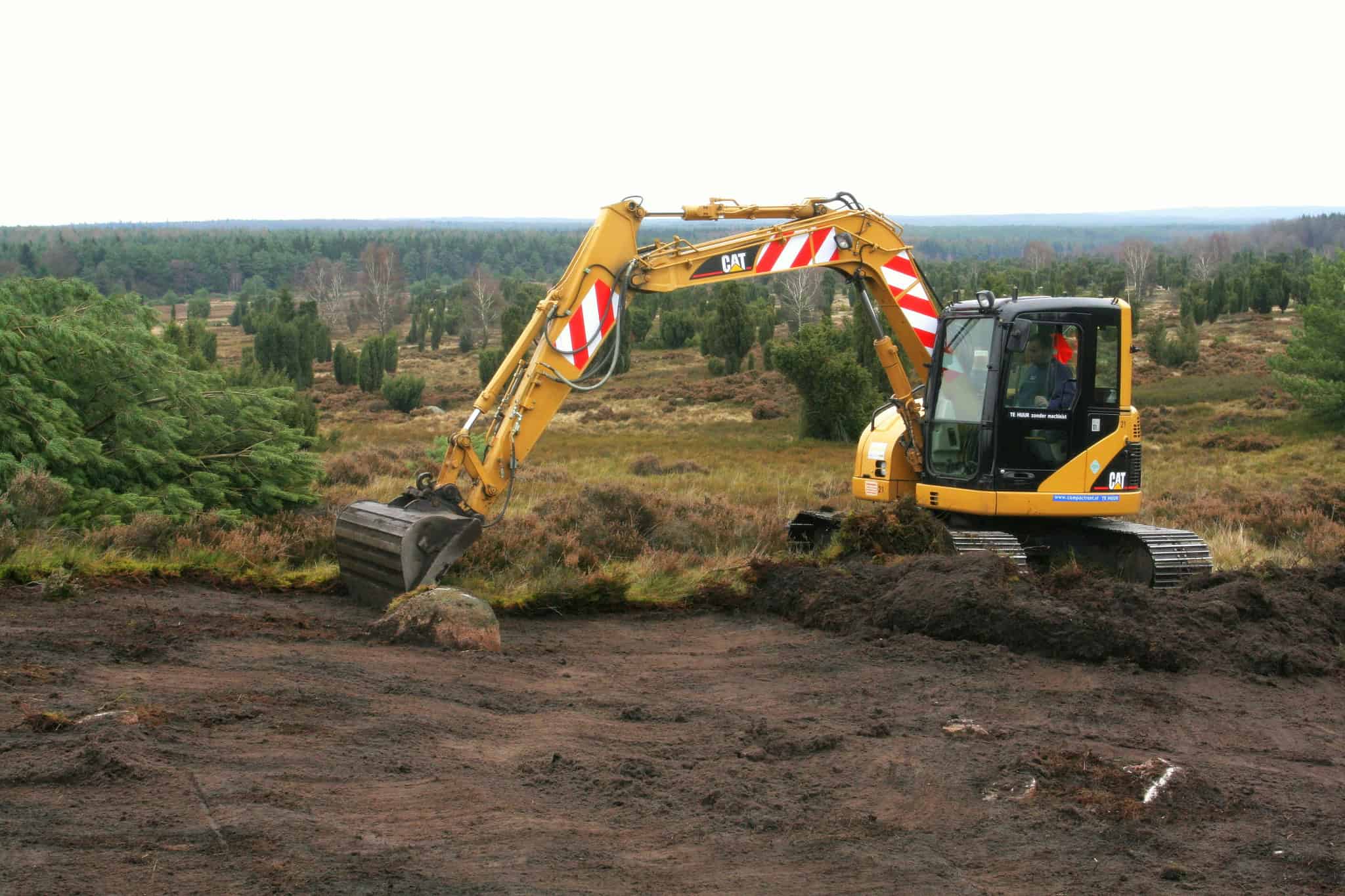 Methoden der Heidepflege: Plaggen mit dem Bagger | VNP-Stiftung