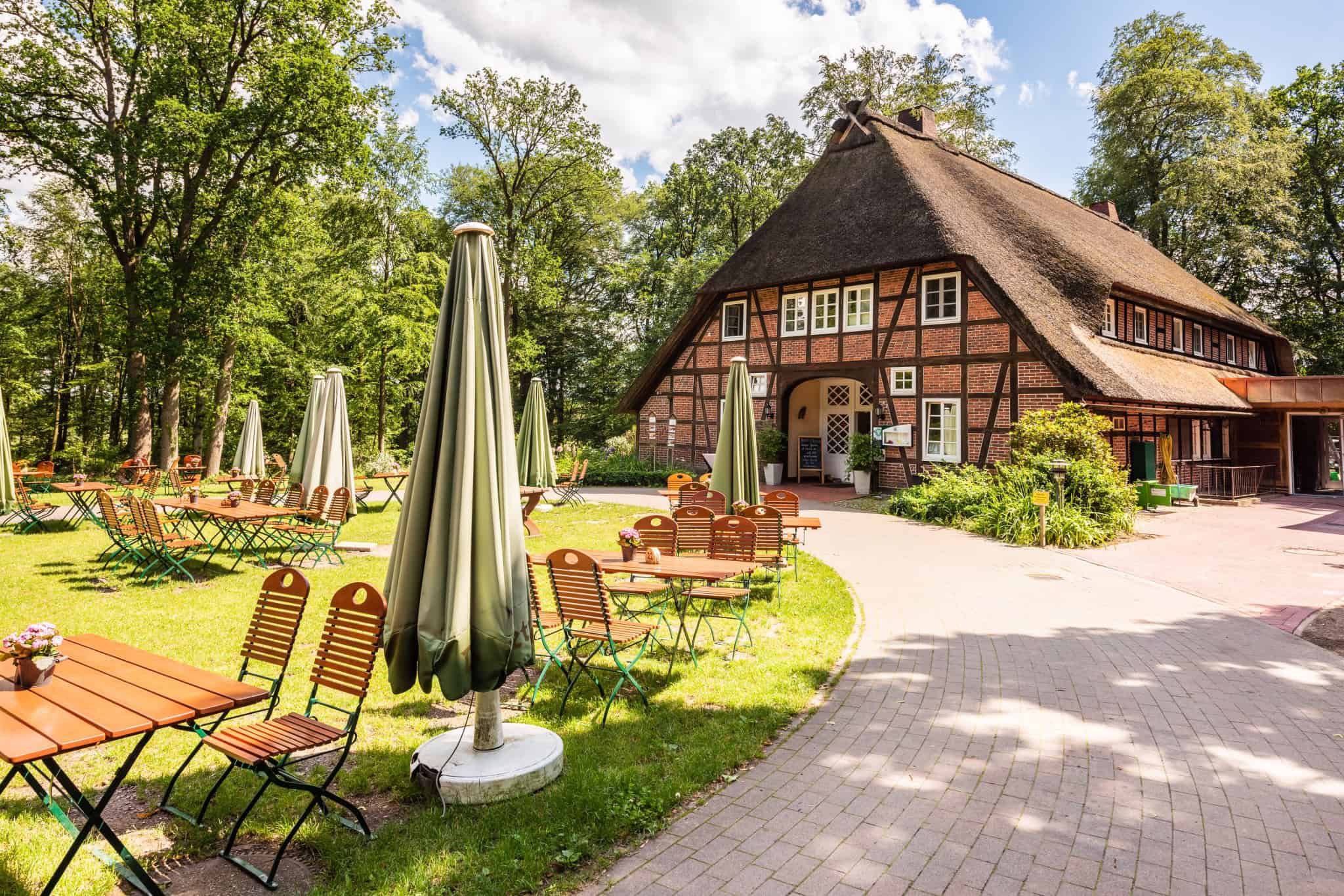 Haupthaus und Biergarten Hotel Hof Tütsberg