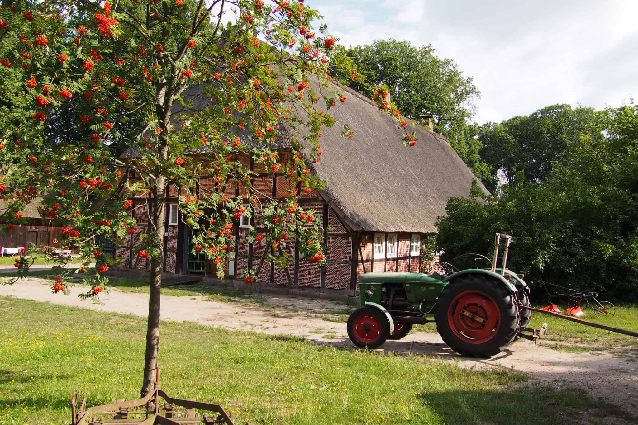 schulbauernhof-hillmershof-hauptgebaeude- alter traktor