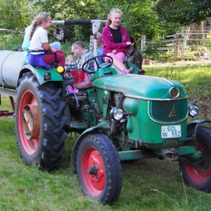 Unterwegs mit dem Traktor auf dem Schulbauernhof Hillmershof | VNP Kinderakademie