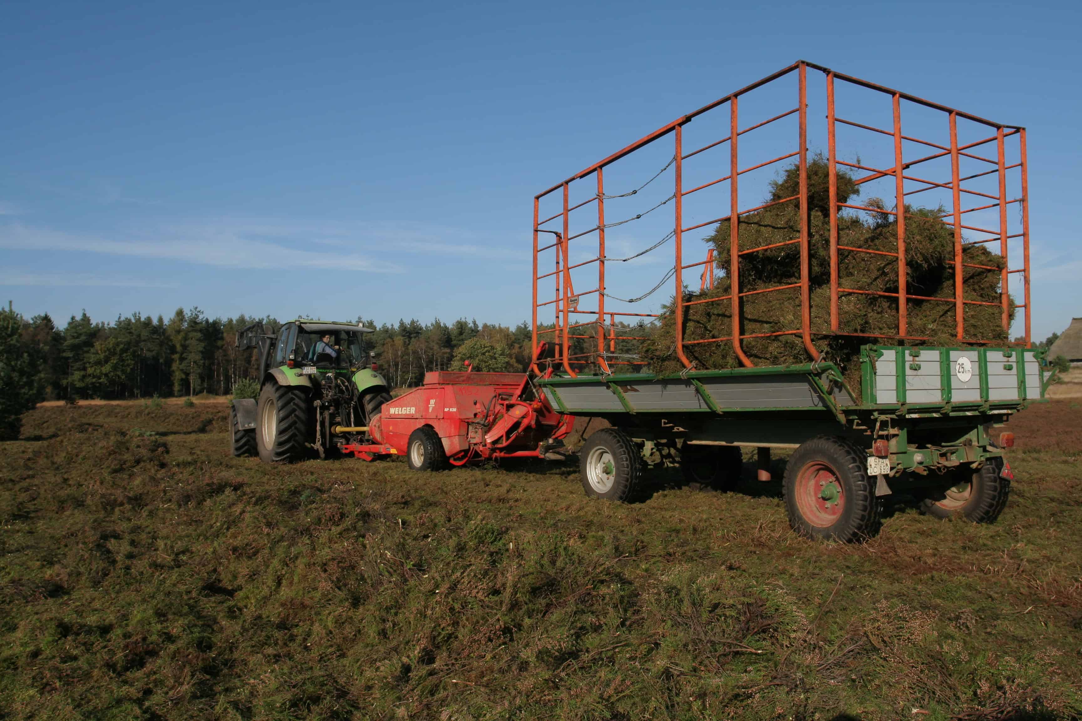 Heidepflege: Heidemahd - Pressen des Mahdguts in Ballen mit einer Hochdruckpresse | Foto: VNP Stiftung Naturschutzpark Lüneburger Heide