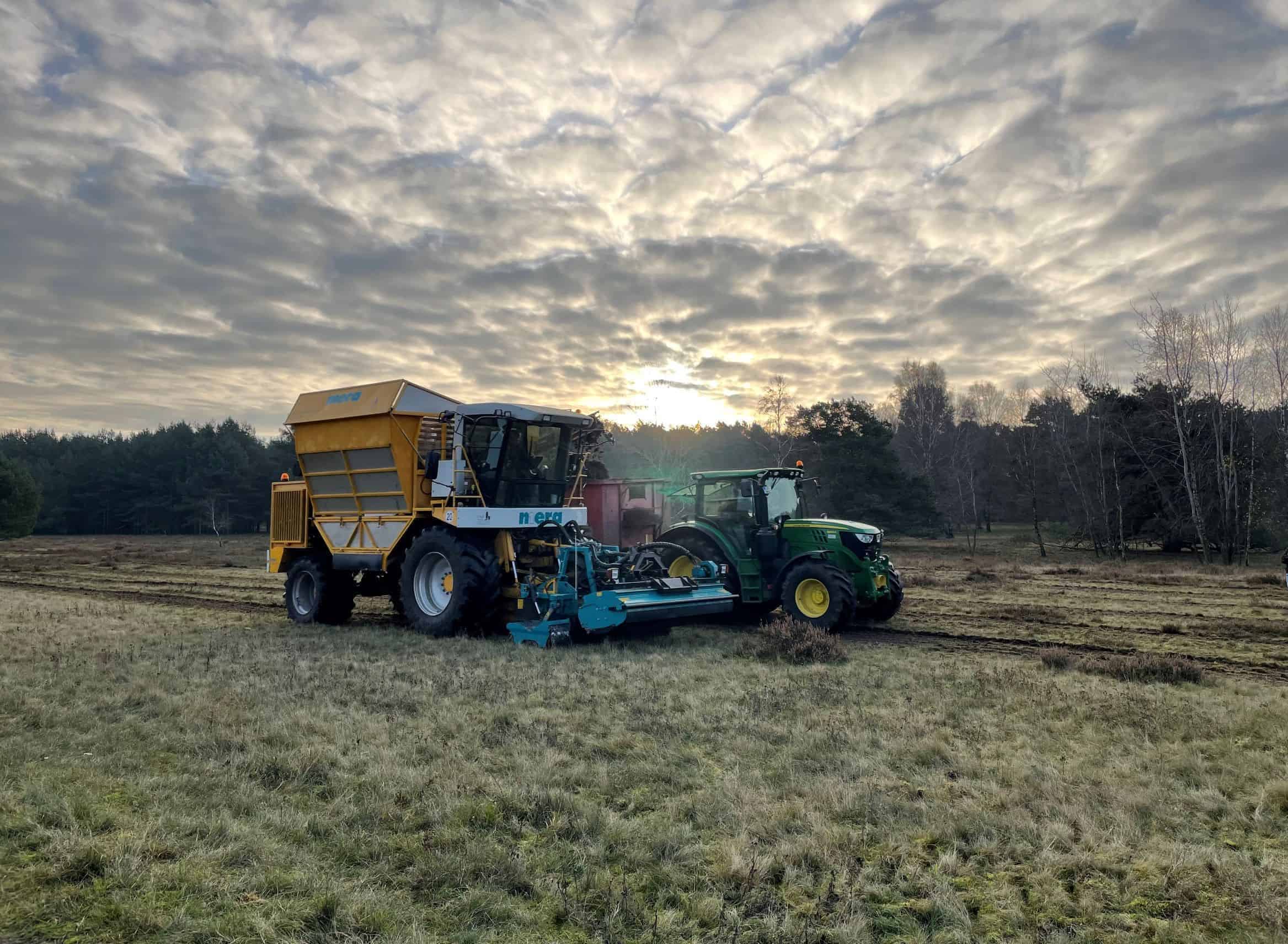 Plaggmaschine mit Förderband zum Überladen des Plaggmaterials