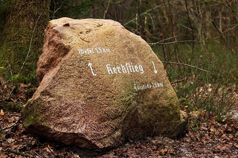Findlingsstein mit Aufschrift "Kerkstieg"